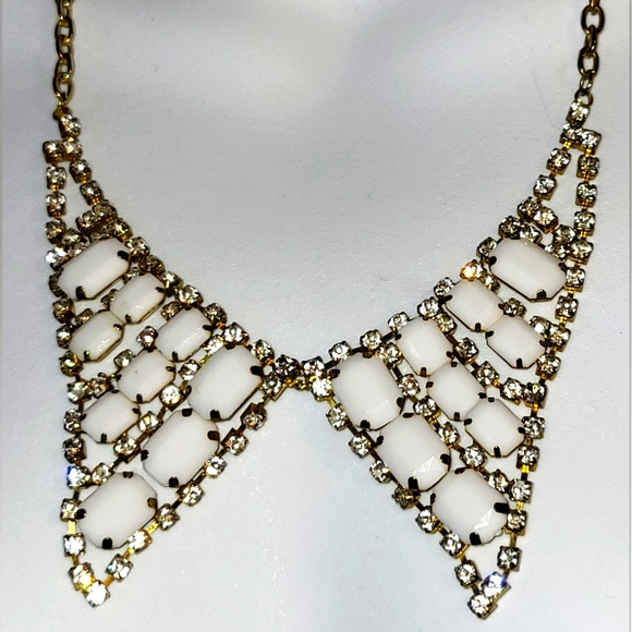 Lovely White Resin / Rhinestone Gold Tone Collar Statement Necklace - Picture 2 of 4